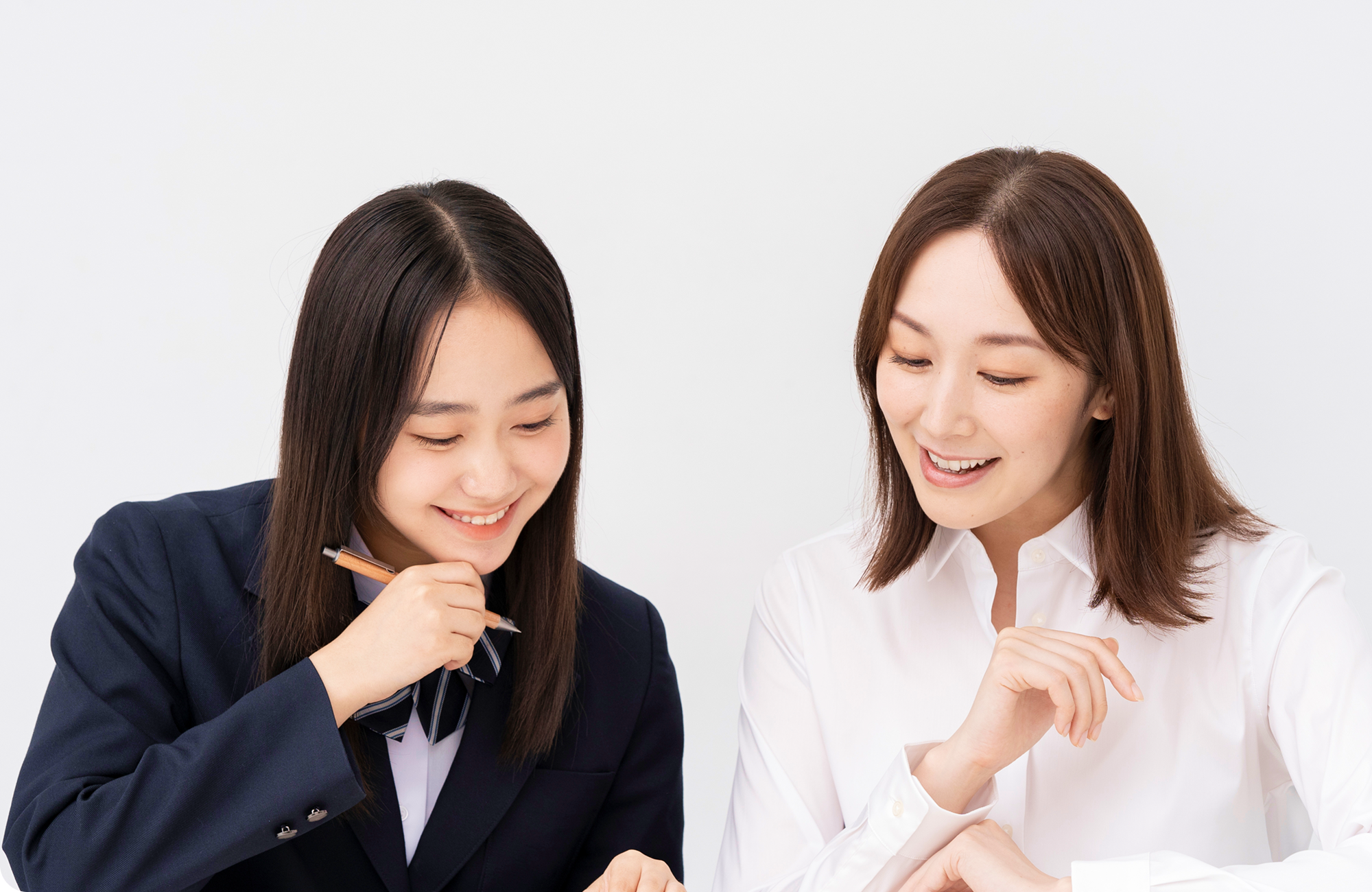 生徒が先生から教えてもらっている様子