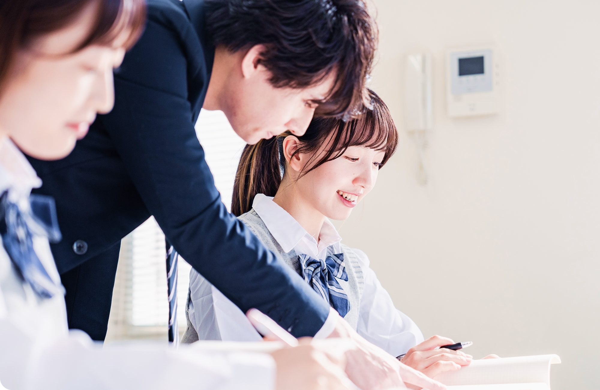 男性の先生が授業をしている様子