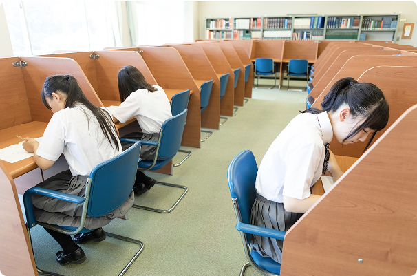 授業時間外に自習室で勉強している様子